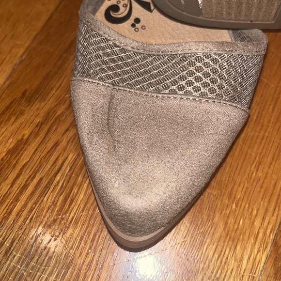 Brash low heeled sandals size 8 tan faux suede - Picture 3 of 6